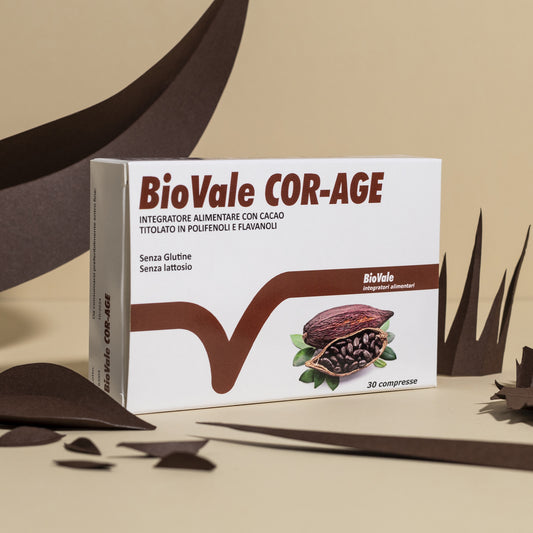 Confezione di BioVale Cor-Age (con sfondo), l'integratore alimentare a base di cacao titolato in polifenoli e flavanoli, perfetto per mantenere l’elasticità delle arterie nel tempo, utile nella prevenzione cardiovascolare e nel declino cognitivo. Migliora l’ossigenazione muscolare in campo sportivo.