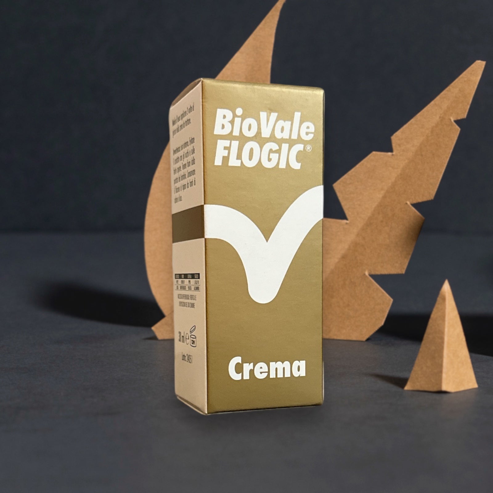 Confezione di BioVale Flogic Crema (con sfondo), crema a base di mirra, chiodi di garofano e boswellia. Ideale per alleviare dolori e infiammazioni(Rizoartrosi, Gonalgie,Tendiniti), e per eliminare il prurito da punture di insetti e scottature solari. Elimina il prurito da punture di insetti