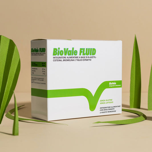 Confezione di BioVale Fluid (con sfondo), l'ntegratore alimentare a base di N-Acetilcisteina, Bromelina e Tiglio. Ideale per combattere bronchite acuta, bronchite cronica, BPCO e bronchiectasie.