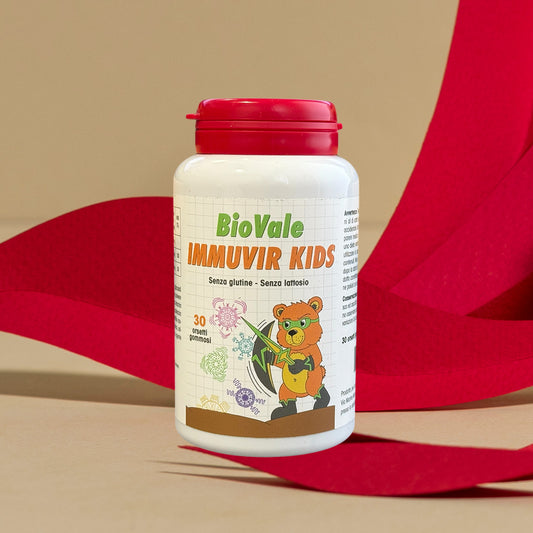 Confezione di BioVale Immuvir Kids (con sfondo), l'Integratore alimentare sotto forma di Orsetti Gommosi al gusto di lampone ideali per proteggere i tuoi bimbi dai virus. La vitamina C e lo zinco contribuiscono alla normale funzione del sistema immunitario, mentre CALSP4-4 è un potente agente antivirale in grado di legare le proteine di rivestimento virale compromettendo così la capacità del virus di infettare le cellule umane.