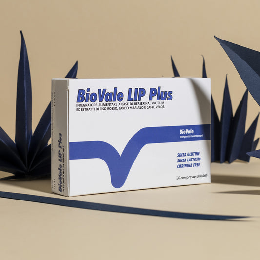 Confezione di BioVale Lip (con sfondo), l'integratore alimentare ideale per ridurre i livelli plasmatici del colesterolo, risponde alle normative Europee in merito al dosaggio di assunzione giornaliera di monacolina.