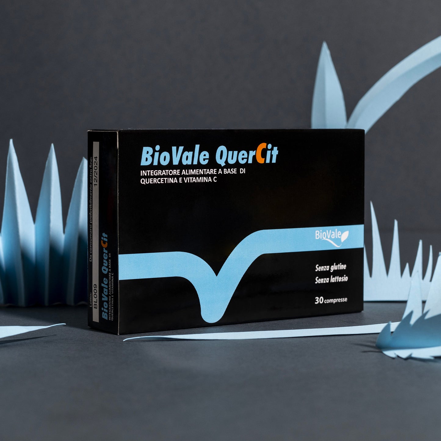 Confezione di BioVale Quercit (con sfondo), l'integratore alimentare con quercetina e vitamina C, BioVale Quercit è l’ideale per combattere le infiammazioni dal momento che stimola il sistema immunitario del nostro organismo. Numerosi studi hanno verificato un'azione di riduzione della replicazione del COVID, da parte della Quercetina.