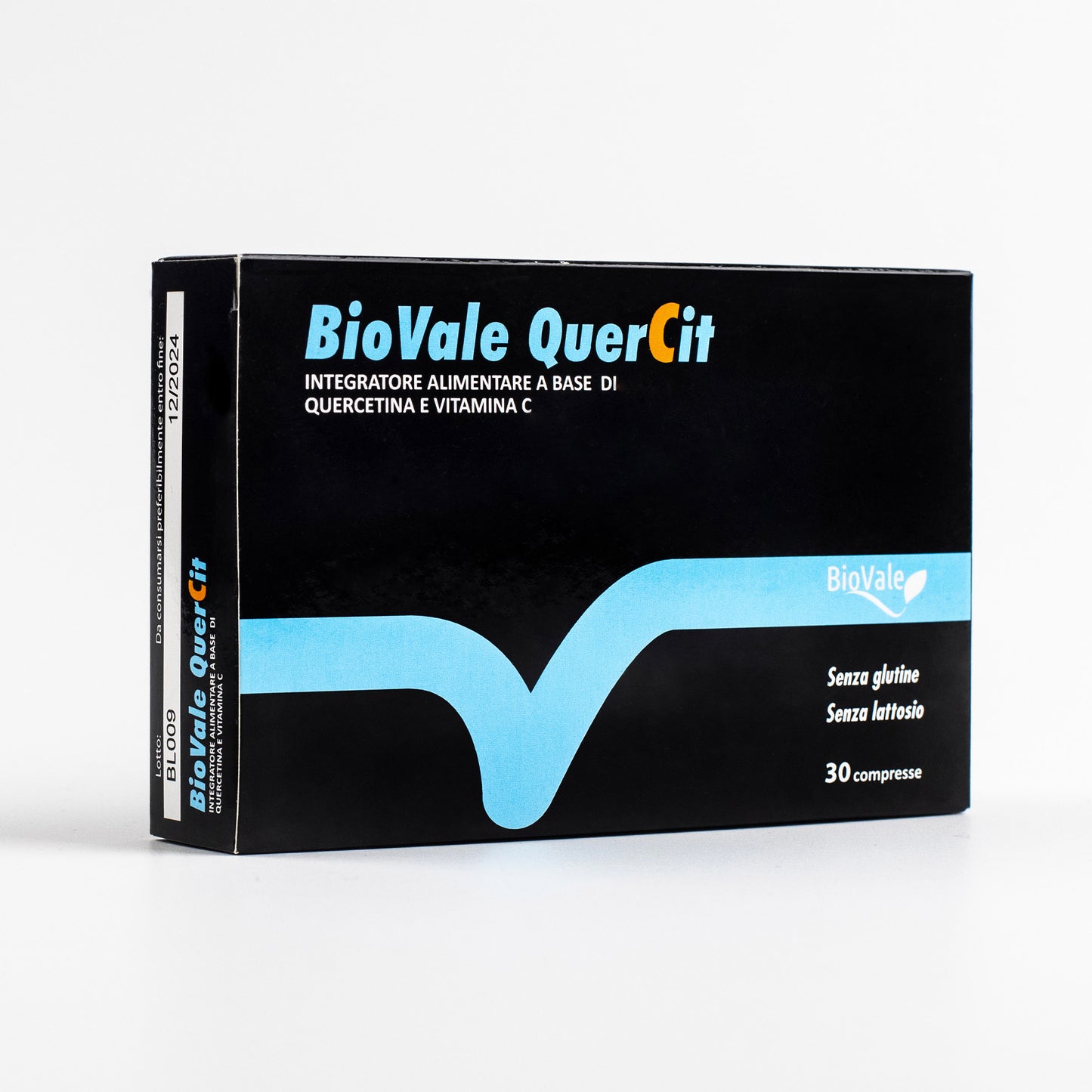 Confezione di BioVale Quercit, l'integratore alimentare con quercetina e vitamina C, BioVale Quercit è l’ideale per combattere le infiammazioni dal momento che stimola il sistema immunitario del nostro organismo. Numerosi studi hanno verificato un'azione di riduzione della replicazione del COVID, da parte della Quercetina.