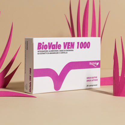 Confezione di BioVale VEN 1000 (con sfondo), l'integratore alimentare a base di Diosmina ed estratto di Amamelide e Centella. BioVale Ven 1000 è l’ideale per ridurre ed eliminare gonfiore e pesantezza alle gambe.